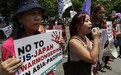 菲总统马科斯访日，菲律宾民众在日本使馆外抗议
