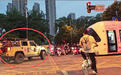 有轨电车被私家车“堵”在路口，反复鸣笛无效！武汉交警：安排