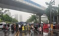 细雨难挡球迷热情！楚超联赛现场亲子观赛氛围浓