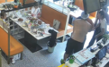 评论丨半裸救人被质疑“不穿上衣贴近女性”，别让恶意揣测伤了互助善意