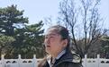抗美援朝烈士纪念碑前，志愿者献上祖国东西南北中五捧土，迎接志愿军烈士遗骸回国