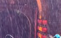 大同突降冰雹大雨一景区演职人员仍冒雨演出，游客赞敬业，景区：不想让游客白来，会给演员奖励
