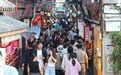 超长假期，外国游客涌入小城旅游