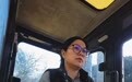 “95后”北漂女程序员辞职回乡开挖机，本人发声：正在和父亲学技术，熟练的话准备考证