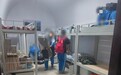 官方回应“部分中学生住食堂”：系高一新生增多、床位紧张采取的过渡性举措，学生已搬离，校方连夜优化住宿方案、分流安置