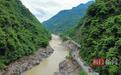 湖南石门强降雨已致6死10失联，壶瓶山杨家坪村主要通道多处垮塌，为防再次降雨成灾，村内正紧急转移群众