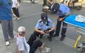 七旬老人摔伤倒在街头，头部流血意识模糊，枣阳民警协助急救并找到家属