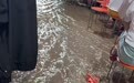陕西一婚宴遇暴雨秒变“流水席”，宾客称水已经没过脚脖子，大家很捧场没有离场，新郎：婚礼正常举行