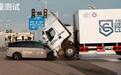 不会又让道歉吧？理想的车，在路上真的撞“散”了大货车
