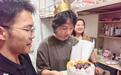 报到日撞上18岁生日，大学把生日会开进新生宿舍