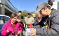 呼和浩特小两口在医院门口做5元爱心餐 困难家庭免费