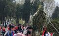 华东革命烈士陵园汇聚条条长龙，临沂千余名学生徒步入园祭奠英烈，纪念塔下鲜花层层叠叠