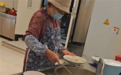 网友偶遇刘强东母亲在京东食堂煮饺子：衣着朴素待人随和