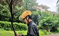 端午节送餐途中，武汉洪山街头，这位外卖小哥下渠救人