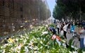 唐山大地震50周年：纪念墙下致哀思(1)