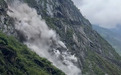 香格里拉虎跳峡景区附近塌方，连续两次，大量巨石滚落