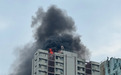 港媒：香港旺角一住宅大厦天台突然起火，冒出大量浓烟
