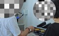 天津一山姆餐吧内多名顾客手持透明塑料袋接取免费酱料，目击者称有人接了3大袋，客服回应