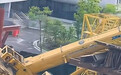 吊车倾覆吊臂险触铁路接触网，沪苏湖高铁南浔段多趟列车晚点
