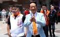 84岁宋楚瑜桃园扫街辅选，力挺亲民党新人，关注民生议题