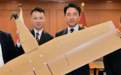 日防卫大臣晒与纸板无人机合影，网友：发射可能得挑天气