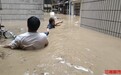 蹚水徒手破窗！社区书记暴雨中紧急营救被困老人