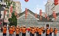 花都大队宣传员来到骑手集合点，向骑手送上安全提醒。 ​​​