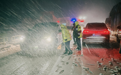 国道318线折多山下大雪 交警：已双向管制，禁止社会车辆夜间上山