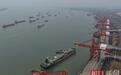 边检民警与外籍船员同写福字，友人把中国新春祝福带回家