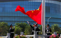 海南自贸港国门口岸举行国庆节升国旗仪式(3)