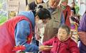 老人行动不便，社区走进养老院开展老年卡年审服务