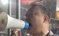 烧烤店老板暴雨中喊话免单，70多桌近3万，网友：老板想不发财都难