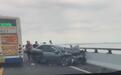 南澳大桥一汽车撞上公交车 交警：伤者已送医治疗 肇事车为临时牌照，事故原因正调查
