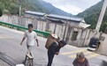甘肃数百村民出现饮水困难，靠背水拉水维持生计