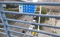 共享单车被“遗弃”在5米高的桥墩上，长江新区城管队员用钓鱼法将其“解救”