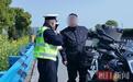 男子骑摩托带妻上高速，湖北高速交警拦停后没开罚单，还推荐了古城墙和牛肉面