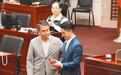 “黑熊”头目沈伯洋参选台北市长，民众党团送蒋万安防熊喷雾