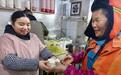 江岸早餐店老板为战冰斗雪的环卫工人送来热豆浆