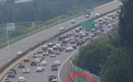 司机高速路急刹致后排3岁男童磕碰座椅流血，辅警开道紧急护送就医 警方提示：返程注意预判路况，减少急刹