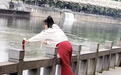 女子河边疑“放生”奶茶，水务部门：已联系警方