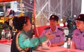 市场里摆起“普法摊”，黄陂警方用法治守护“果盘子”