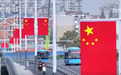 礼赞国庆一抹抹“中国红”铺满街头 处处洋溢喜庆祥和节日氛围