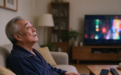 湖南70岁老人右眼皮垂了2年，瞳孔被遮一半！宁波爱尔傅蒋伟医生帮他重新抬眼看世界