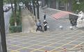 民警街头追逃，两名群众“神助攻”：一人伸手阻挡嫌疑人，一人把电动车让给警察