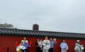 国庆首日武汉“落地签”打卡热，游客举红旗与红墙合影跟黄鹤楼同框