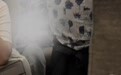 餐车碰到男子手肘，空姐下跪后还被要求踹一脚？涉事航空公司员工：不清楚，已上报此事