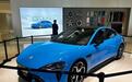 预售价22.99万起，新小米SU7实车到店！续航升至902km，新增蓝色