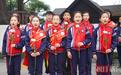以夏明翰命名的小学的少先队员，在向警予烈士墓前唱起队歌