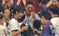 林丹现身西安为羽毛球员颁奖，被大批小球迷围住签名摇头苦笑，点赞现在选手水平比他所在的年代高