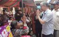 中国大使汪文斌走访慰问柬埔寨民众，送上援助物资